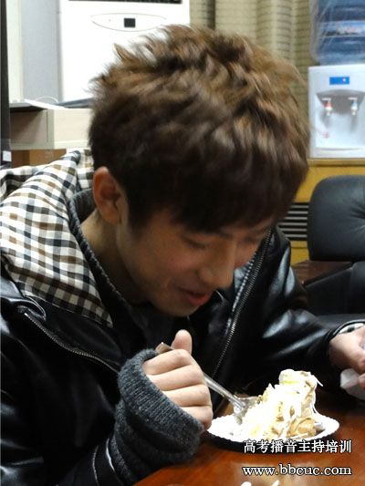 孙宇在分享赵子赫的18岁生日蛋糕